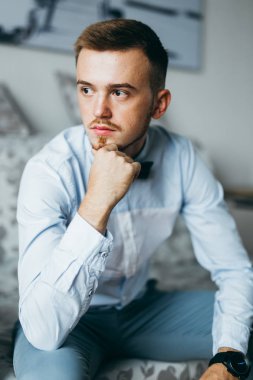 Genç yakışıklı beyaz adam poz 