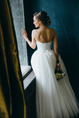 Cam kenarında poz genç güzel gelin 