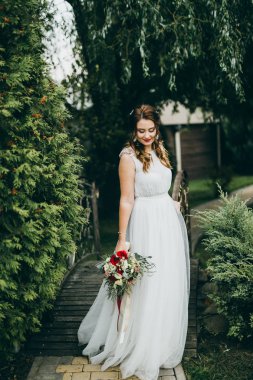 bahçede poz genç güzel gelin 