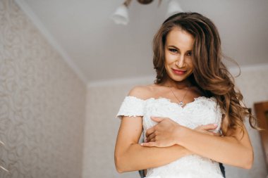 Kapalı poz genç güzel gelin