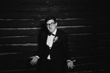 Stüdyoda poz veren genç yakışıklı adam.