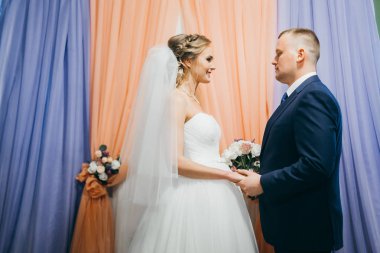 mutlu çift düğün töreni üzerinde yeni evliler. 