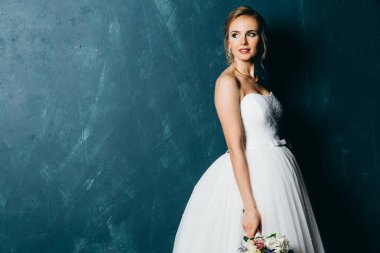 genç güzel gelin holding buket