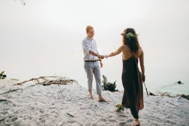 Göl mutlu güzel genç çift