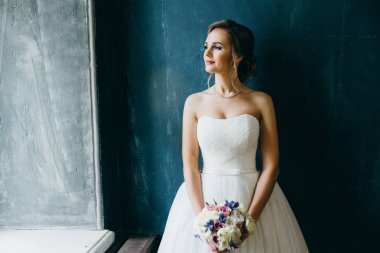 Kapalı poz genç güzel gelin