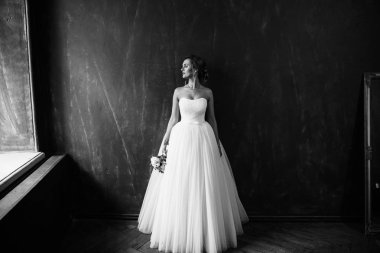 Kapalı poz genç güzel gelin