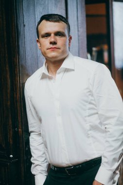 yakışıklı delikanlı kapalı poz