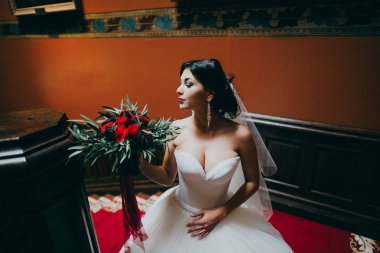 Kapalı poz genç güzel gelin