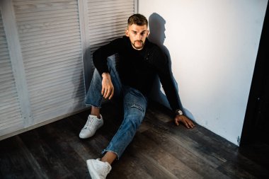 katta oturan genç yakışıklı adam 