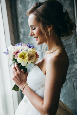 Kapalı poz genç güzel gelin