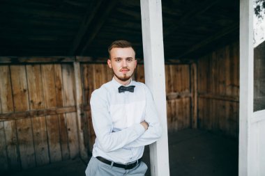 yakışıklı genç damat evine poz