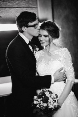 mutlu genç güzel çift kucaklayan 