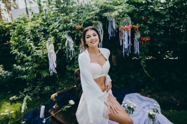 Bahçe içinde sabahları güzel gelin 