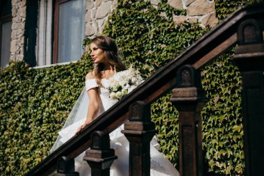 Genç güzel mutlu gelin poz 