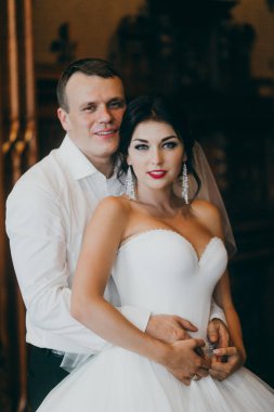 Yeni evliler kucaklayan genç güzel birkaç mutlu