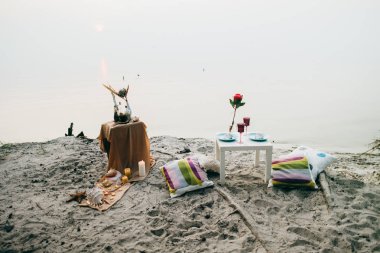 Gölün plajında güzel romantik piknik 