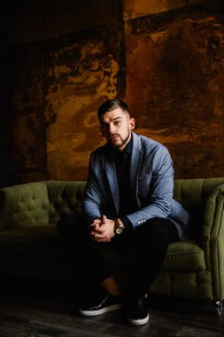 Antrenöre oturan genç yakışıklı adam