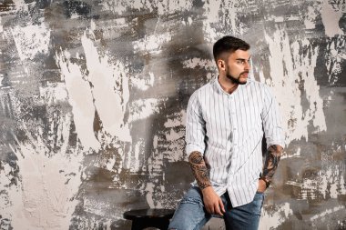 yakışıklı delikanlı duvar arka plan üzerinde poz