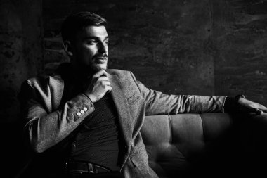 Antrenöre oturan genç yakışıklı adam