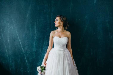 Kapalı poz genç güzel gelin