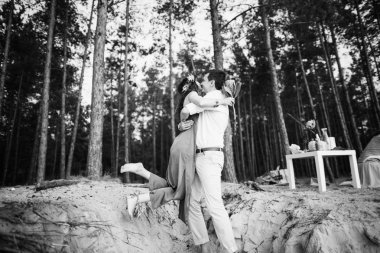 Ormandaki mutlu güzel genç çift