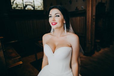 Kapalı poz genç güzel gelin