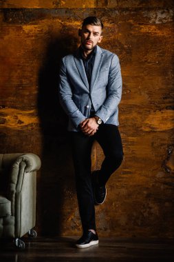 yakışıklı delikanlı kapalı poz