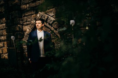 yakışıklı delikanlı kapalı poz