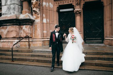 Katedral mutlu genç güzel çift 