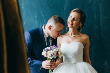 Mutlu genç güzel çift öpüşme