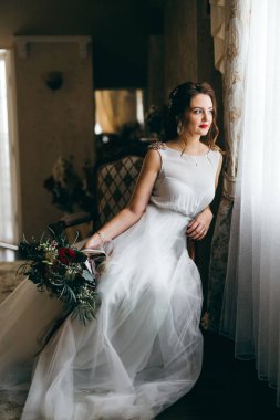 Kapalı poz genç güzel gelin