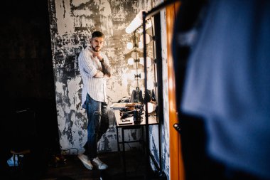 yakışıklı delikanlı duvar arka plan üzerinde poz