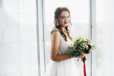 Kapalı poz genç güzel gelin