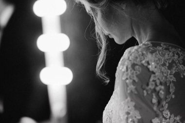 Kapalı poz genç güzel gelin