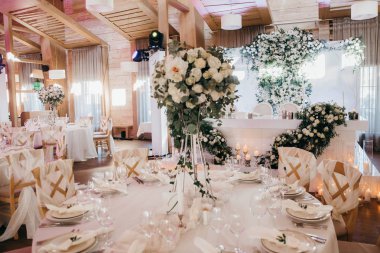 Güzel düğün günü masa dekorasyonu