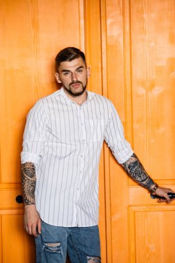 yakışıklı delikanlı kapı arka plan üzerinde poz