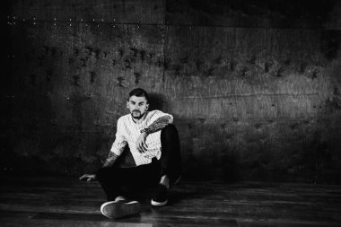 stüdyoda oturan genç yakışıklı adam