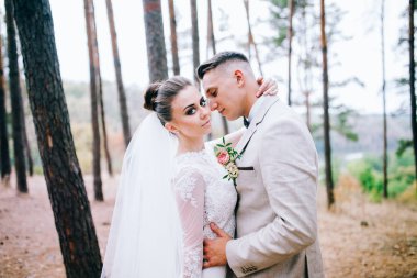  ormanda poz yeni evli genç çift