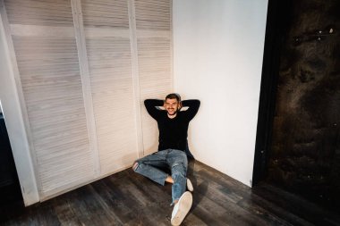 katta oturan genç yakışıklı adam 