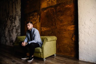 Antrenöre oturan genç yakışıklı adam