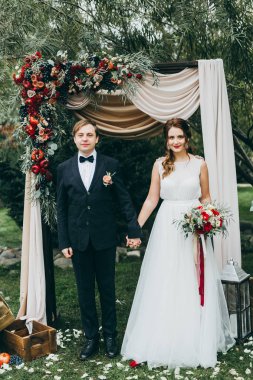 mutlu çift düğün töreni üzerinde yeni evliler. 