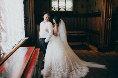 Mutlu, genç, güzel bir çift yeni evli.