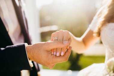 düğün töreni üzerinde yeni evli çift. 