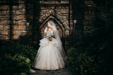 kalede poz genç güzel gelin