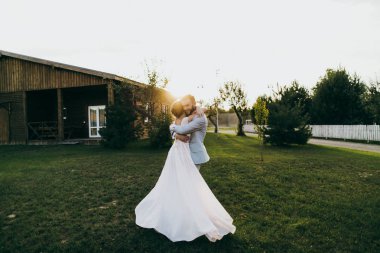 mutlu çift genç newlyweds sarılma