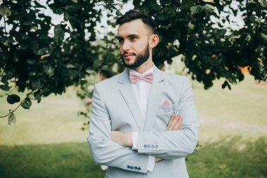 mutlu genç yakışıklı adam poz  