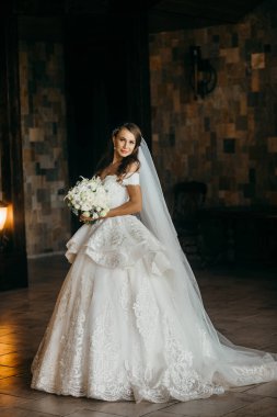 Kapalı poz genç güzel gelin