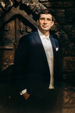 yakışıklı delikanlı kapalı poz