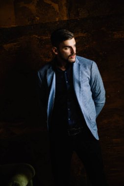 yakışıklı delikanlı kapalı poz