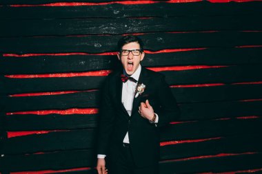 Stüdyoda poz veren genç yakışıklı adam.